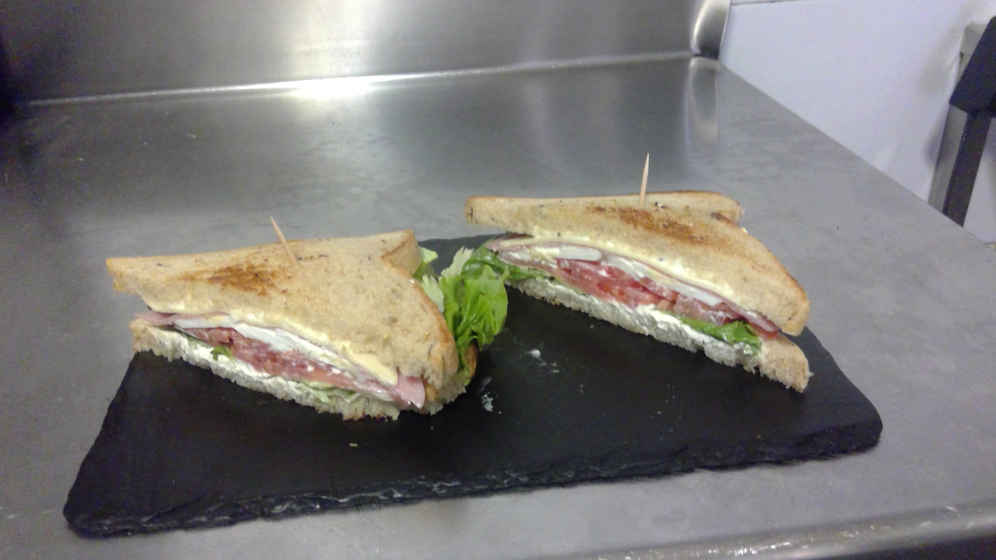 Sándwich tostado pan de cerealesvegetal con york queso